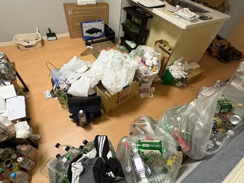 レベル1：床の一部に物が出ている