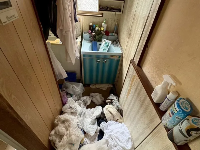 レベル2：通路まで物が広がっている