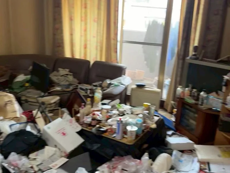 レベル4：家具の上まで積み上がっている